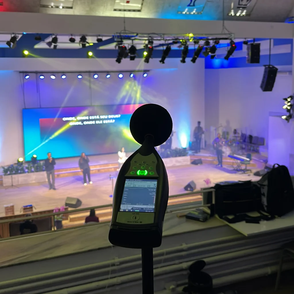 Imagem de um sistema de medição acústica em uma igreja durante um culto, com projetor de luzes e palco com músicos. Medição acústica na Igreja do Evangelho Quadrangular Central Olavo Bilac em São Paulo,SP.