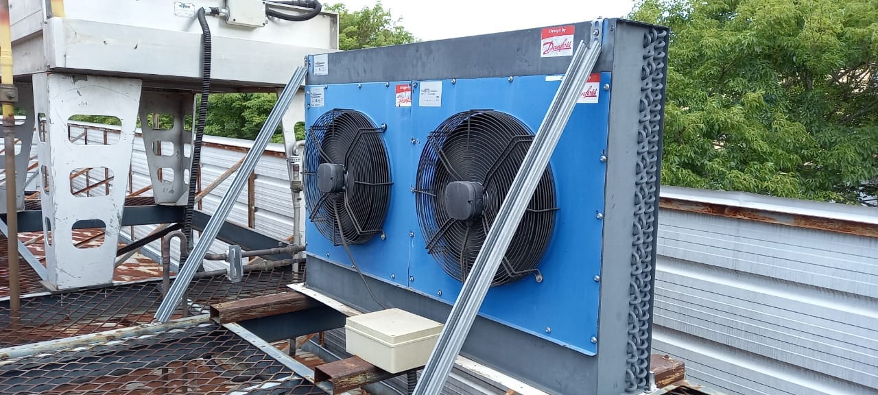 Condensadora com elevados níveis de geração de ruído na cidade de Porto Alegre