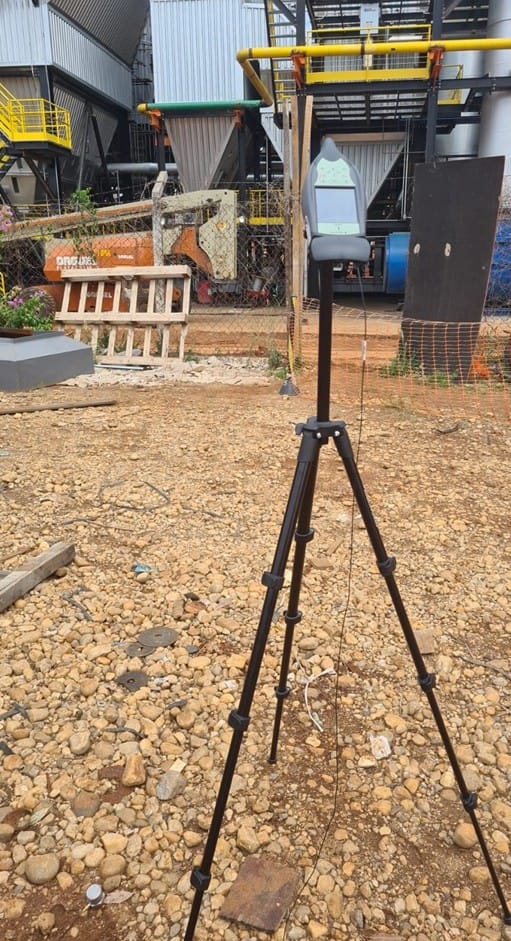 Medição de vibração em frente a caldeira de indústria de geração de energia