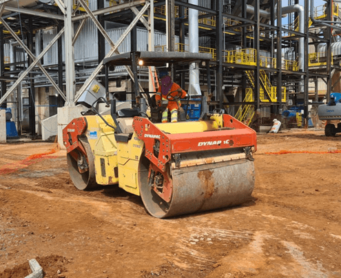 Rolo compressor que causa problemas de vibração e danos a estruturas de residências