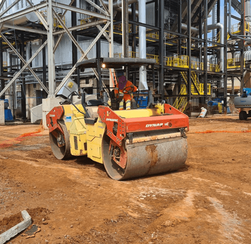 Rolo compressor que causa problemas de vibração e danos a estruturas de residências